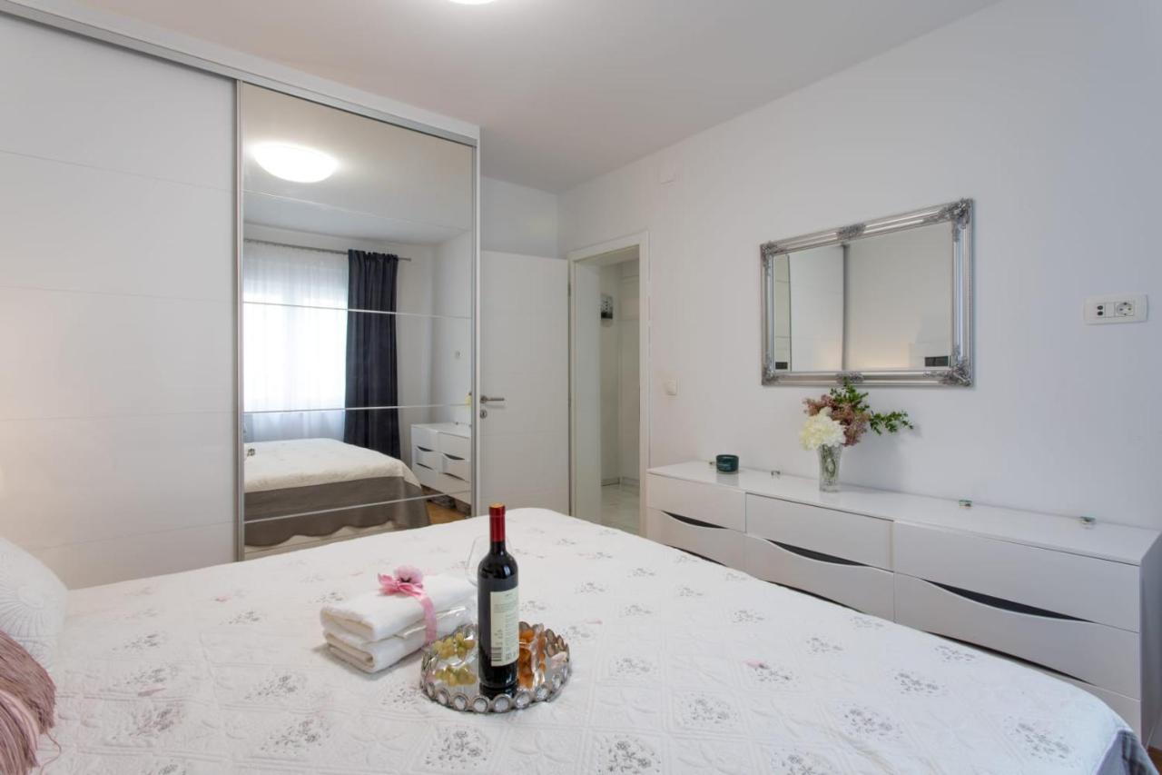 Lux Apartment Ema Kaštela Buitenkant foto